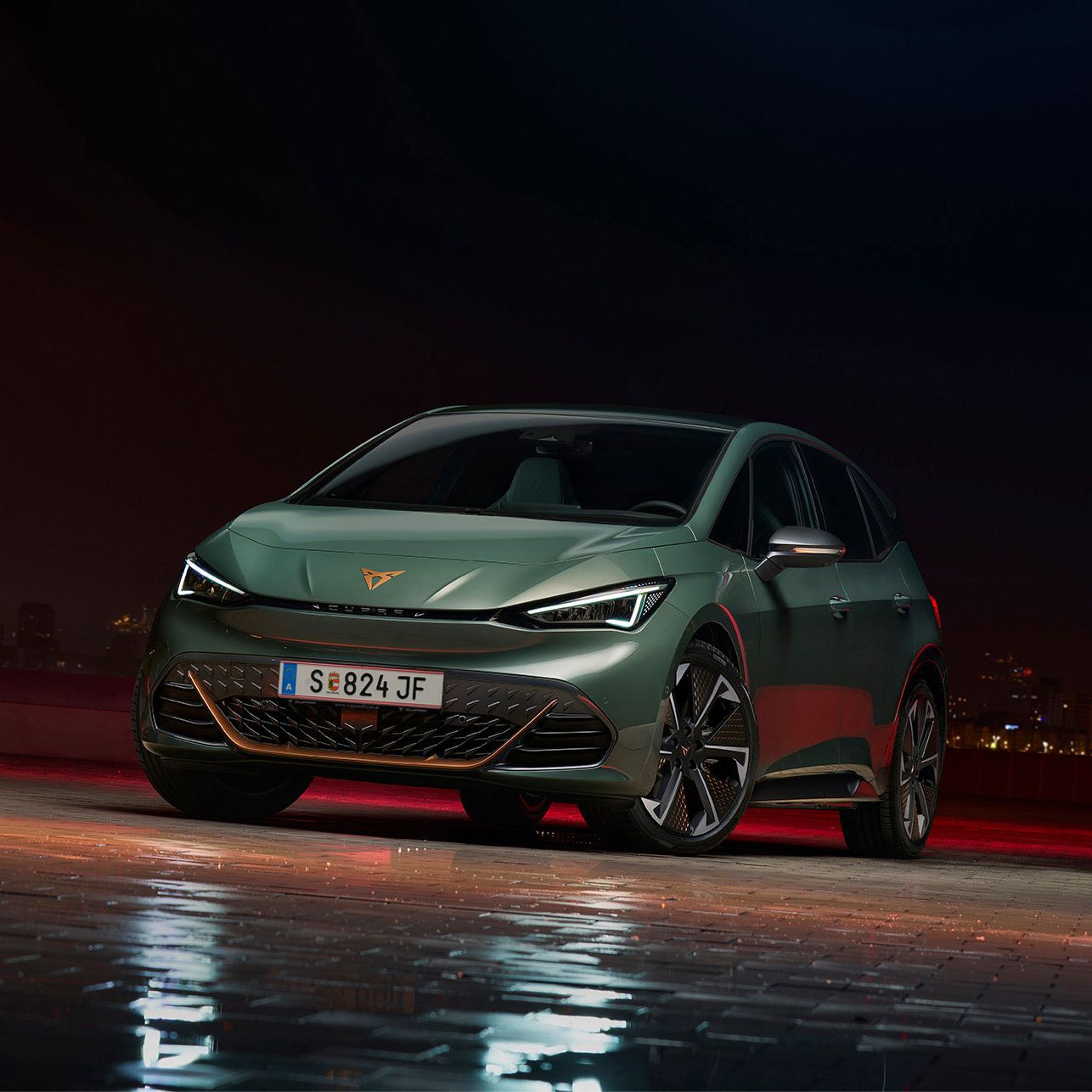 Seitliche Frontansicht eines grünen CUPRA Born VZ.