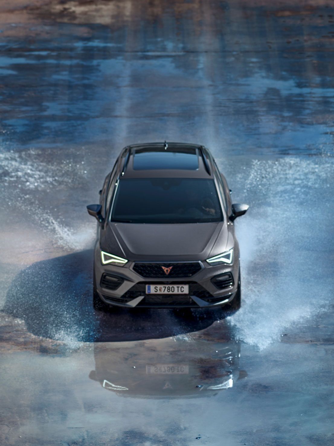 CUPRA Ateca fährt durch Wasser