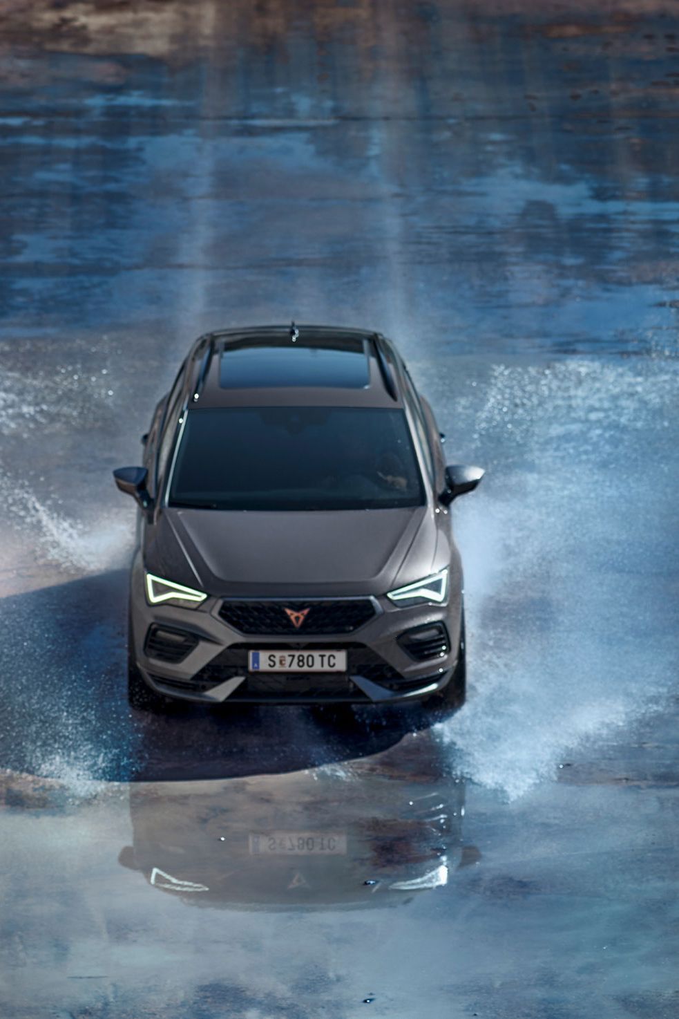 CUPRA Ateca fährt durch Wasser