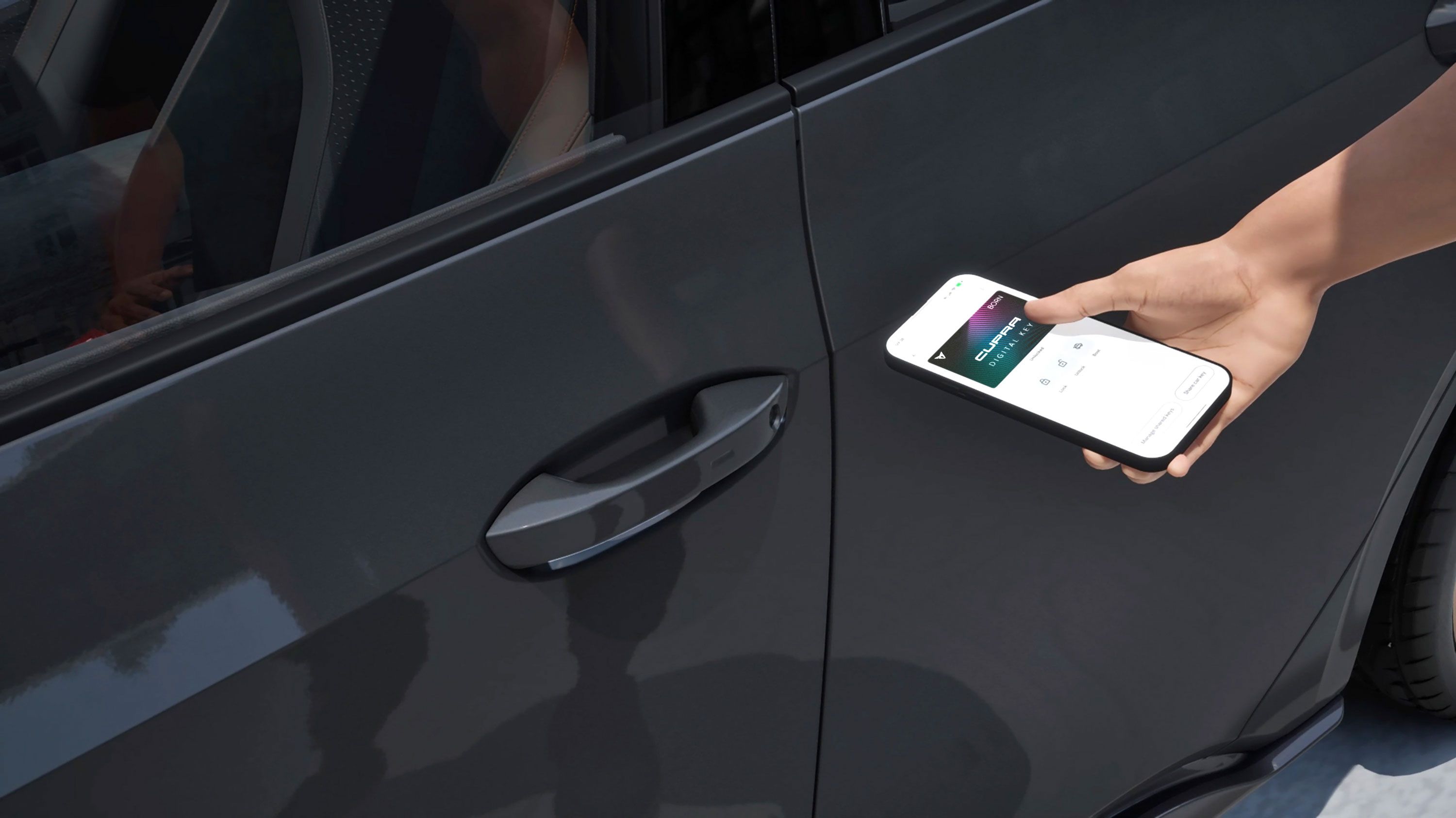 Nahaufnahme der Tür des CUPRA Born VZ in Timanfaya Grey, die eine der neuen Funktionen des EDGE-Pakets hervorhebt: den Digital Key, der über das Smartphone genutzt werden kann.