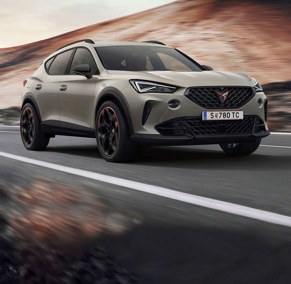 Frontansicht des CUPRA Formentor VZ5 Magnetic Tech auf der Straße