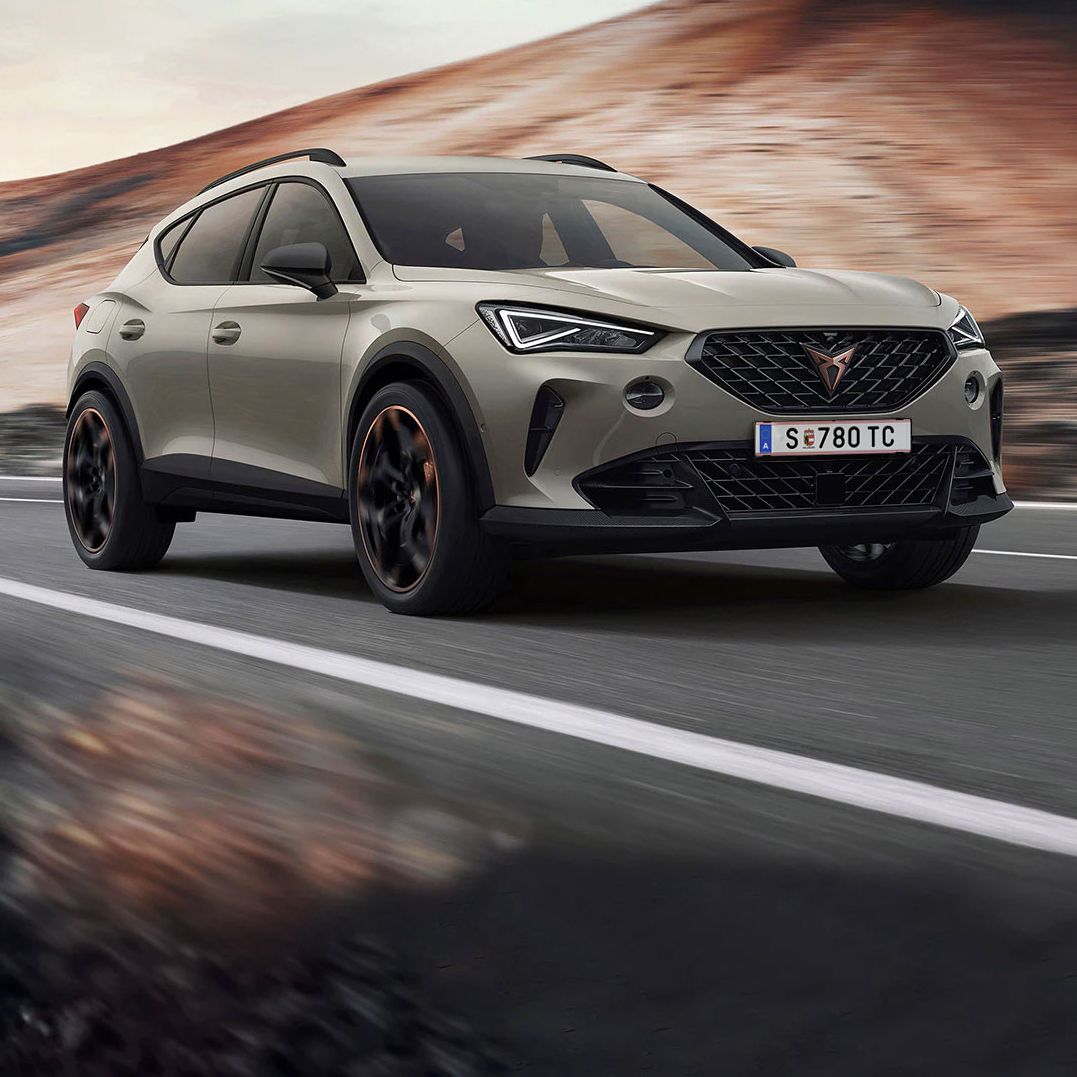 Frontansicht des CUPRA Formentor VZ5 Magnetic Tech auf der Straße
