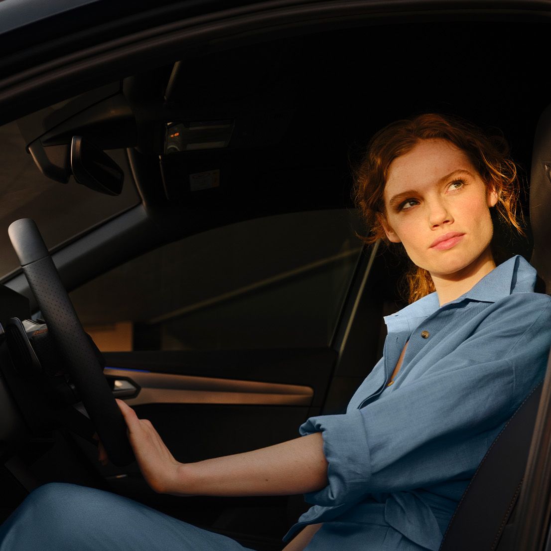 Eine Frau sitzt am Fahrersitz eines CUPRA Formentor