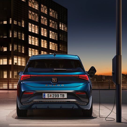 CUPRA Born Stadtauto beim Ladevorgang