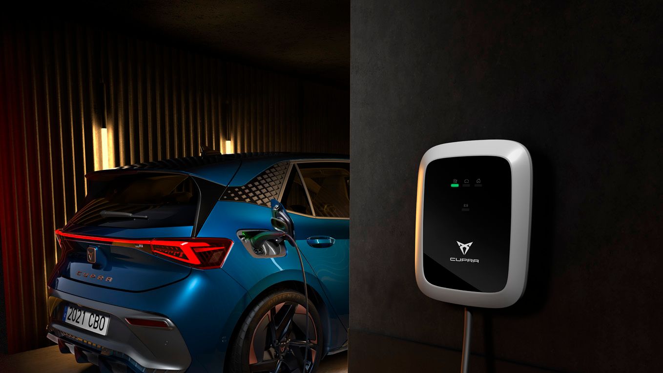 Ein CUPRA Born wird an einer Wallbox geladen.