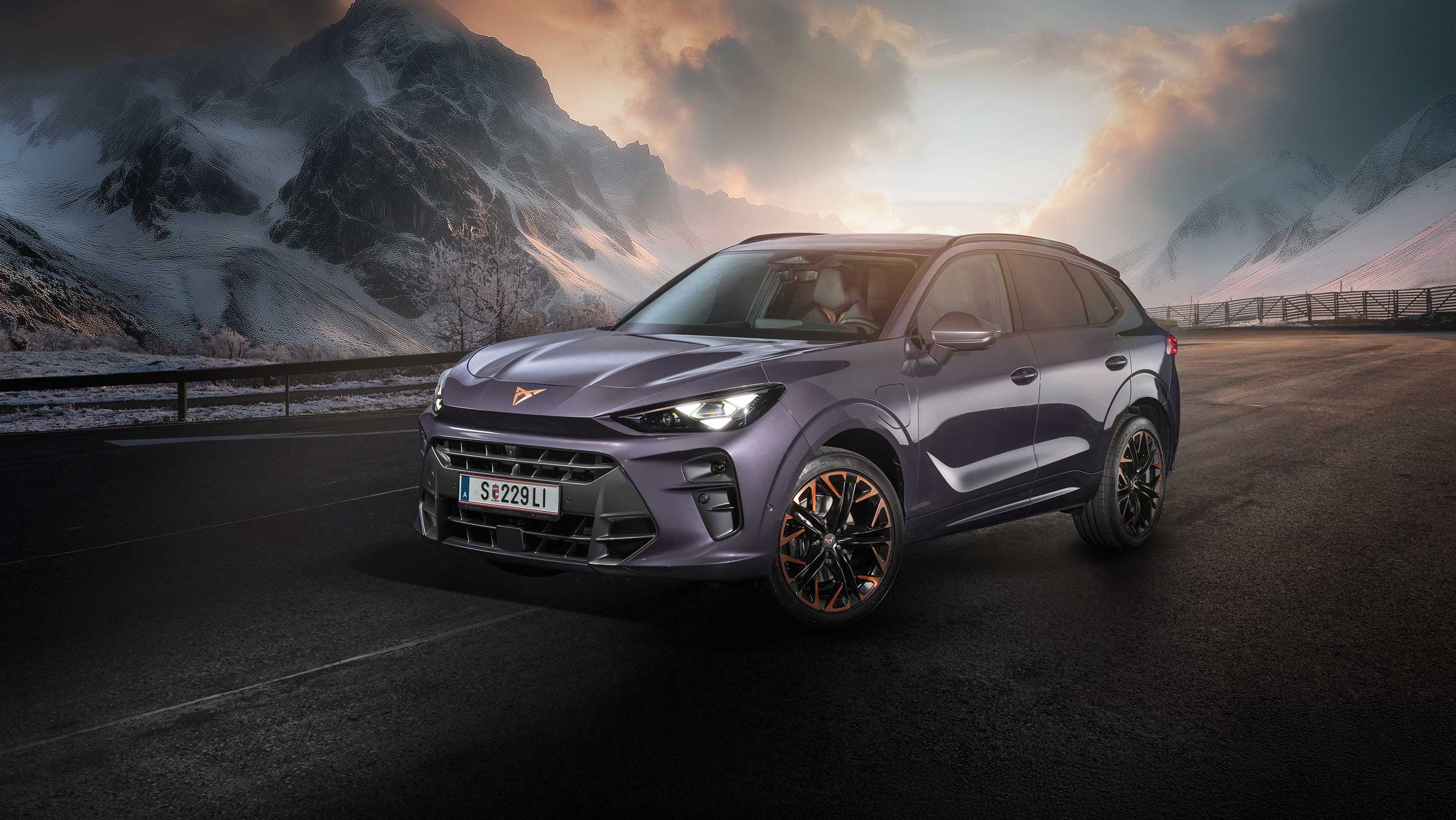 Ein violetter CUPRA Terramar auf einer winterlichen Bergstraße.