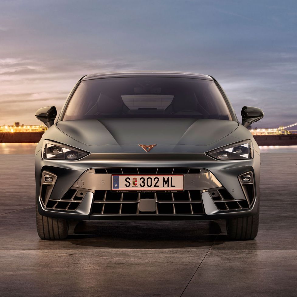 CUPRA Tavascan in Blau beim Ladevorgang