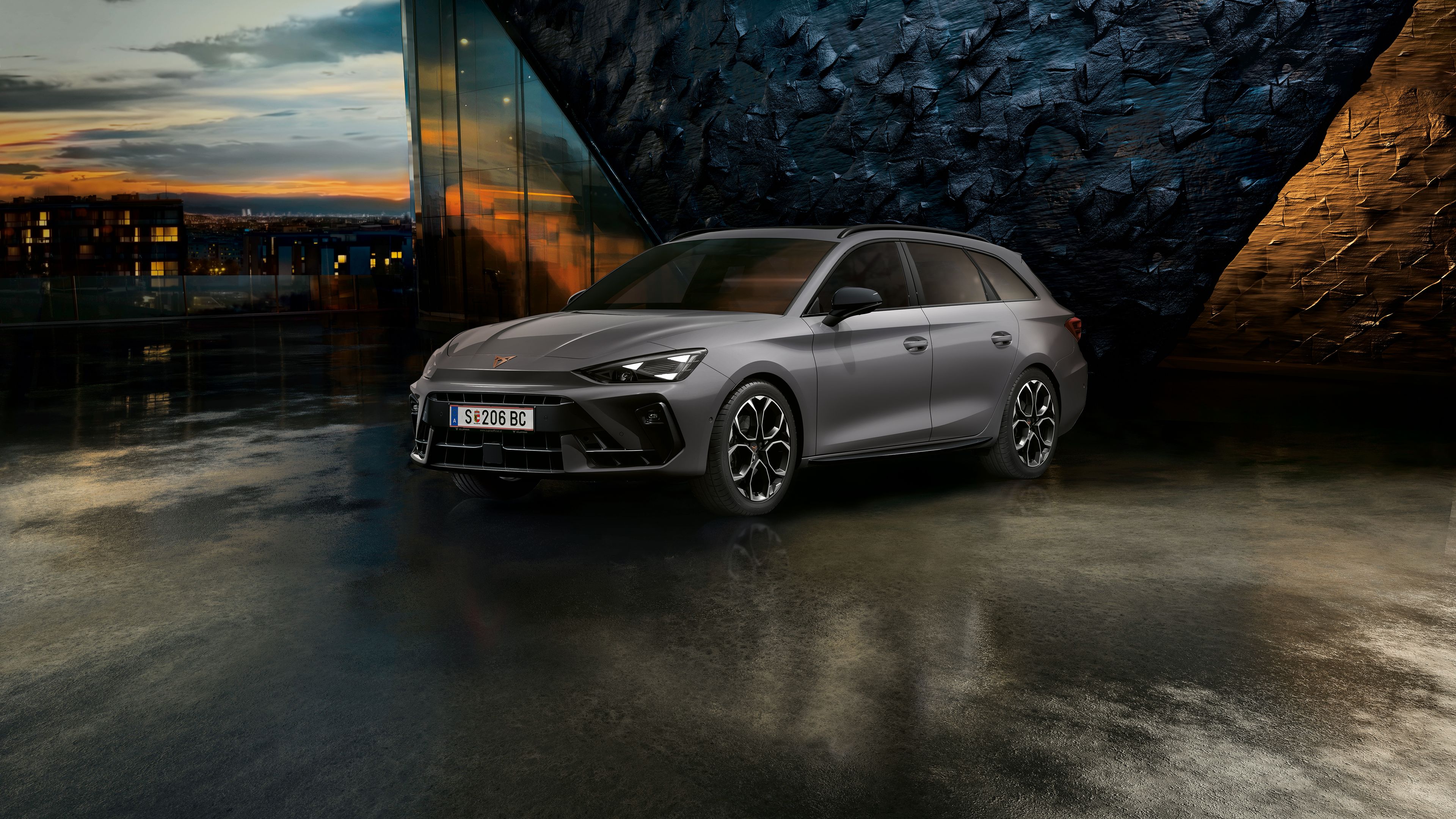 CUPRA Leon Kombi vor einer Steinwand bei Sonnenuntergang