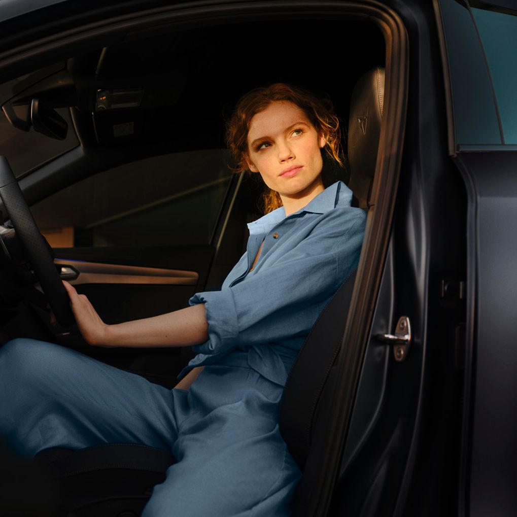 Eine Frau auf dem Vordersitz eines CUPRA