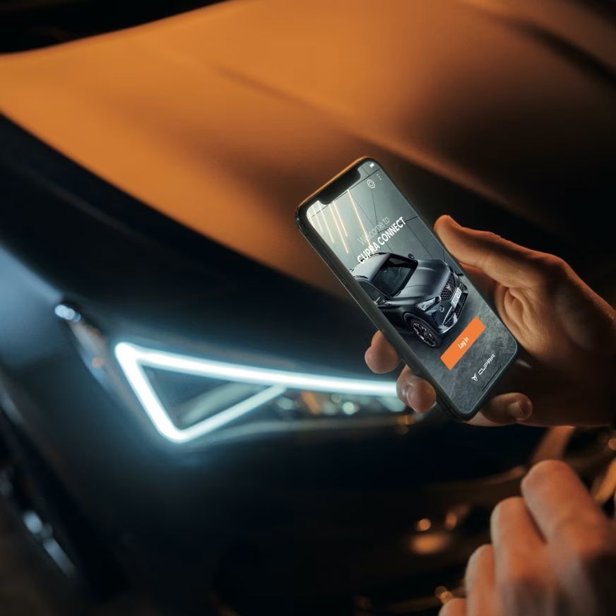 CUPRA CONNECT App am Smartphone, zeigt dir in der Nähe befindliche Ladestationen, deinen Ladestatus, deine Reichweite und vieles mehr 