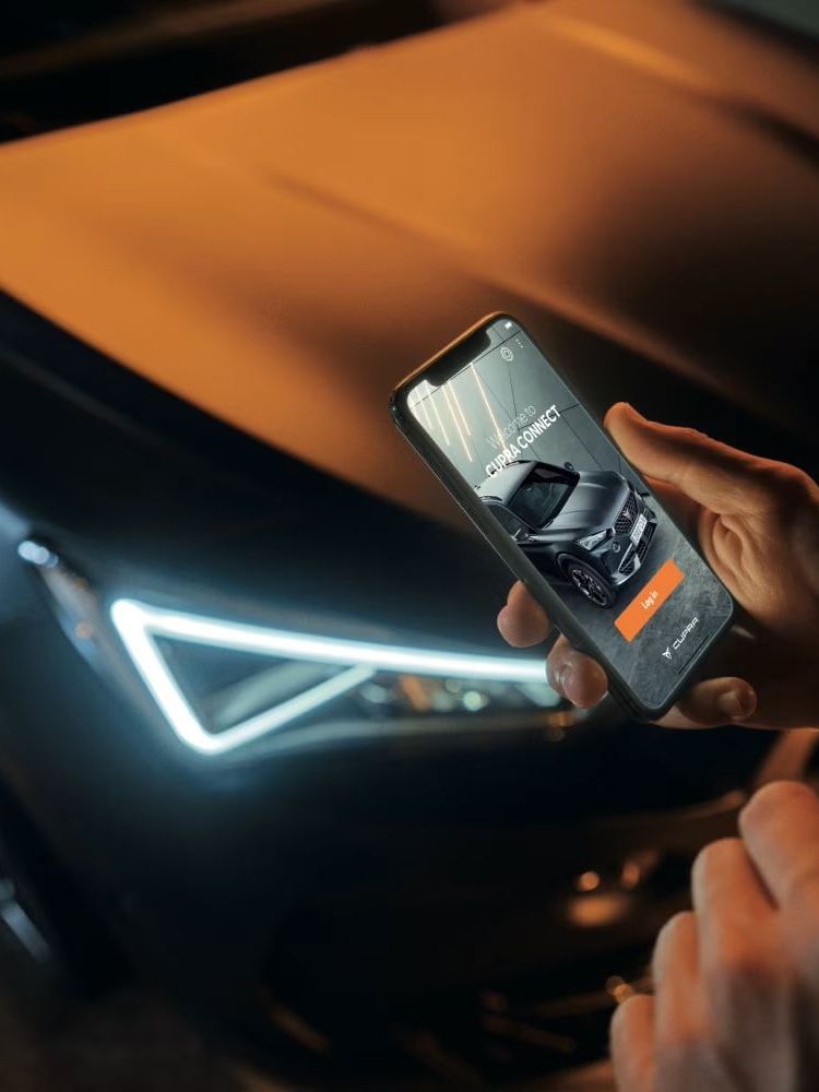 CUPRA CONNECT App am Smartphone, zeigt dir in der Nähe befindliche Ladestationen, deinen Ladestatus, deine Reichweite und vieles mehr 