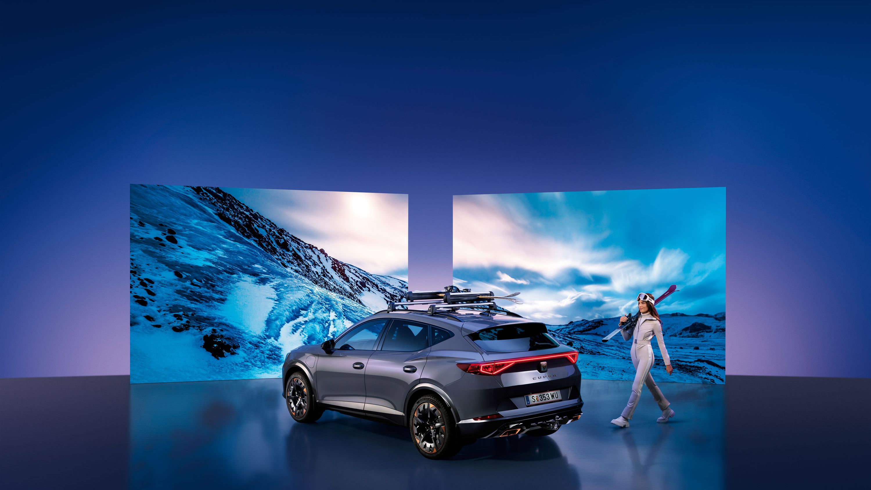 Eine Frau mit Skiern geht zu einem CUPRA Formentor mit Dachskiträger.