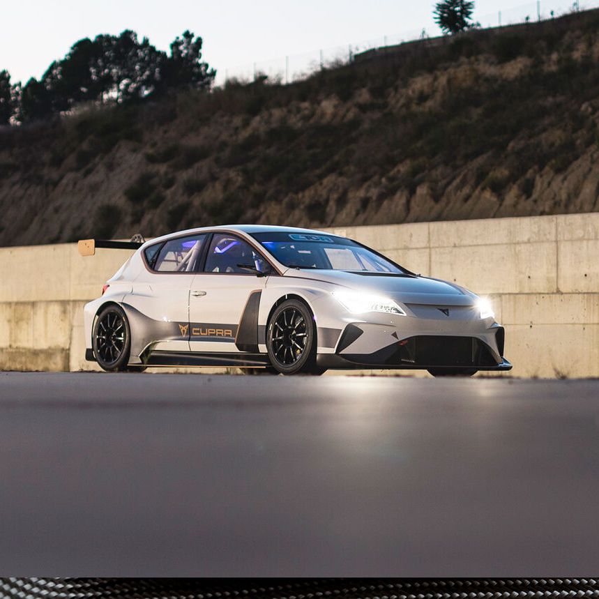 Auf dem Bild sind zwei Männer von hinten die zu den CUPRA Autos gehen