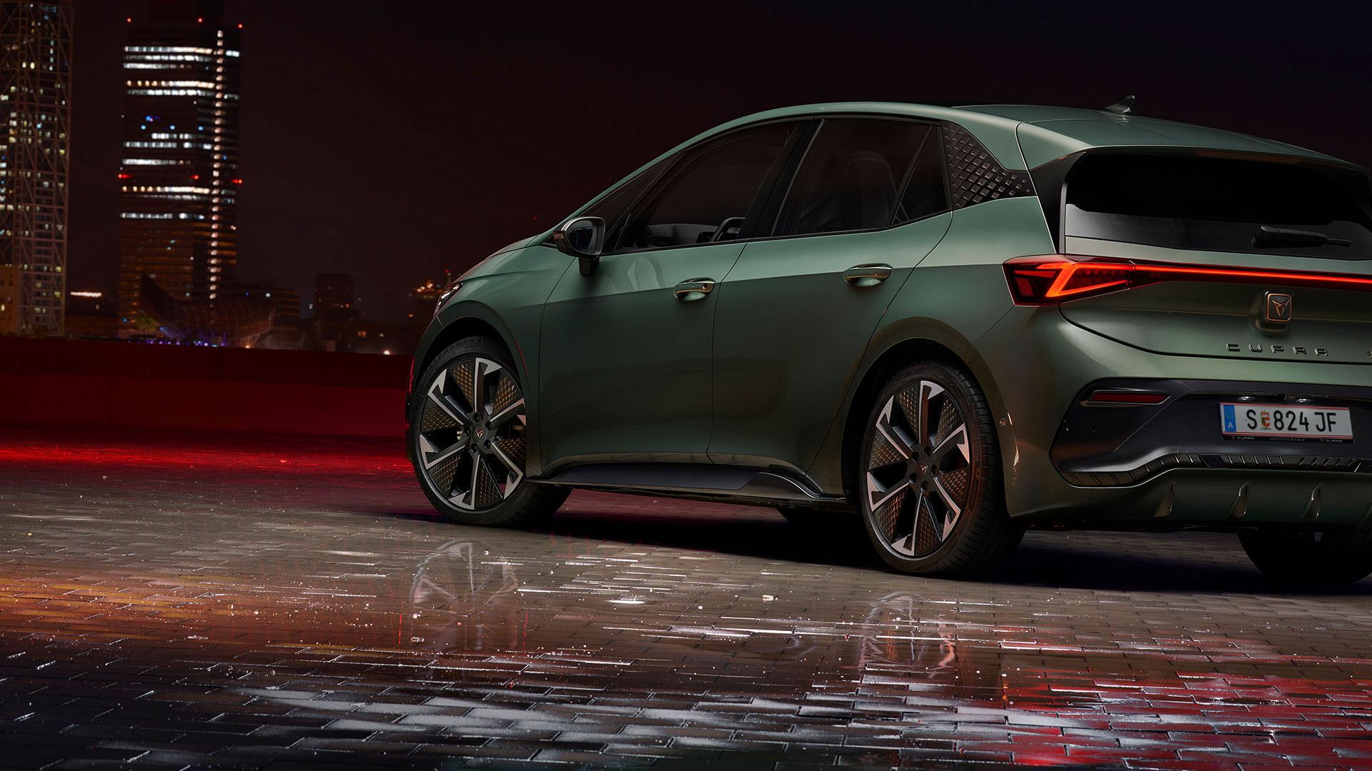 Seitliche Heckansicht eines grünen CUPRA Born VZ bei Nacht.