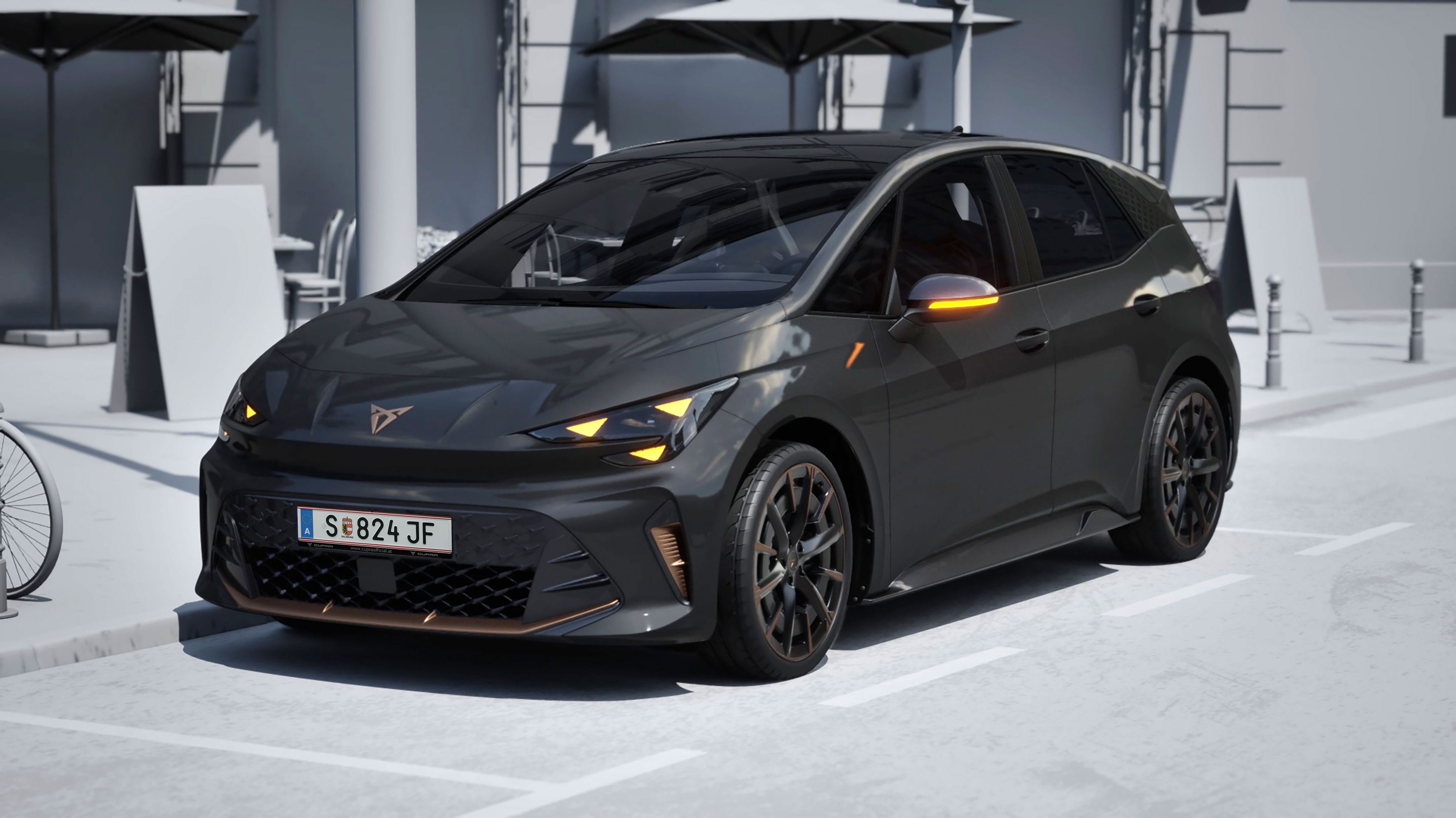 Frontansicht des CUPRA Born in Tambora-Grau bei Nacht, die die Leistung der exklusiven CUPRA Matrix LED-Scheinwerfer hervorhebt, die einen präzisen, klaren und adaptiven Lichtkegel liefern.