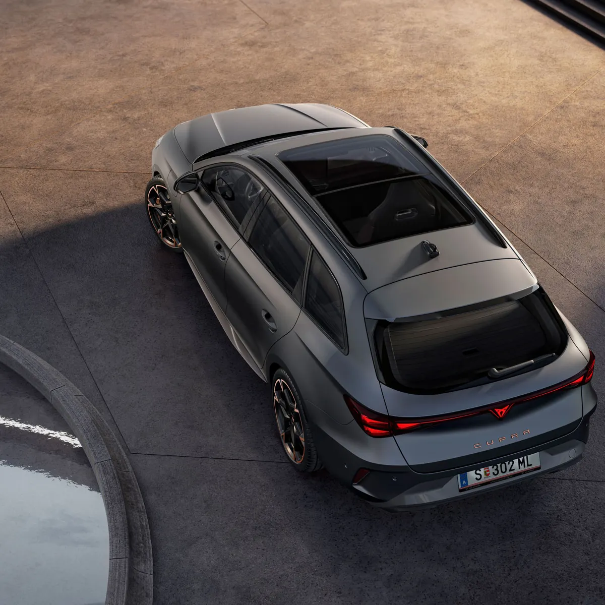 CUPRA Tavascan in Blau beim Ladevorgang