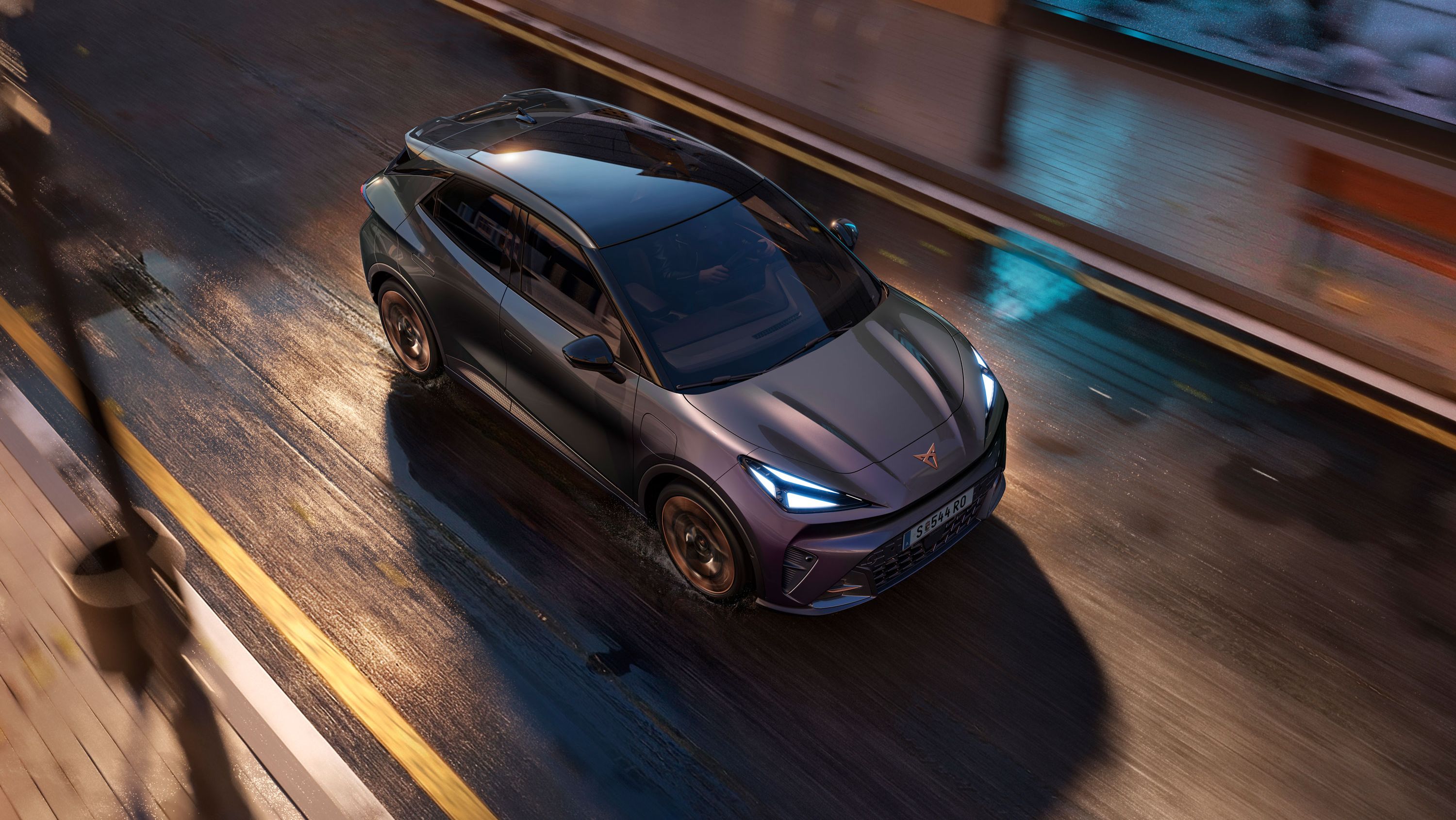 Fahraufnahme des CUPRA Raval VZ in Plasma von oben