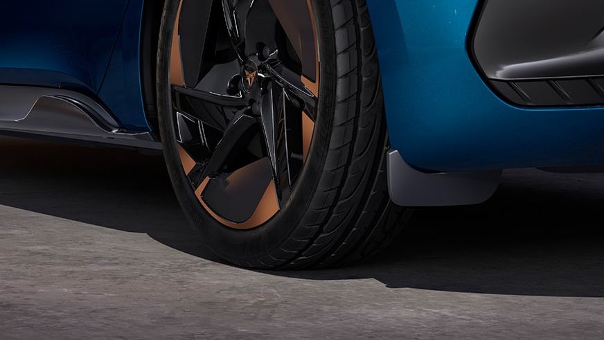 CUPRA Born Lava-blau mit hinteren Schmutzfängern